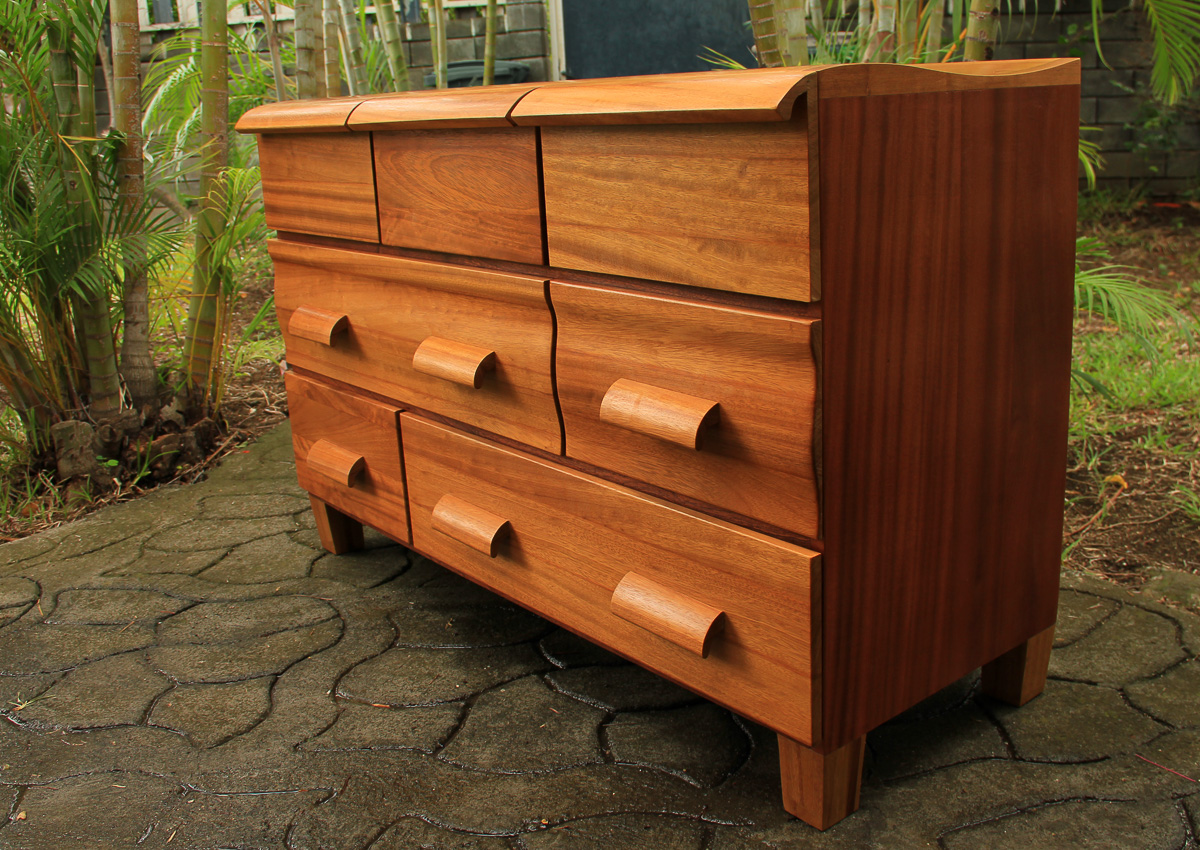 Commode galbée en iroko et kossipo