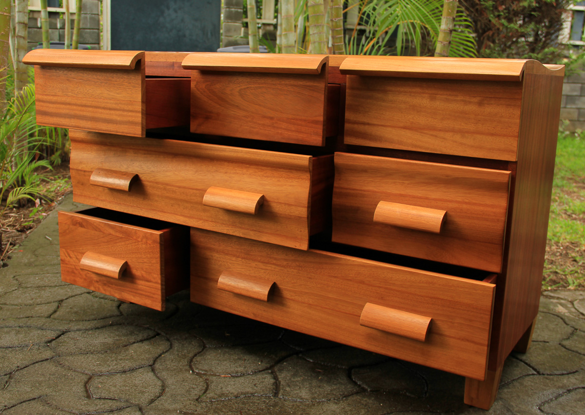 Commode galbée en iroko et kossipo