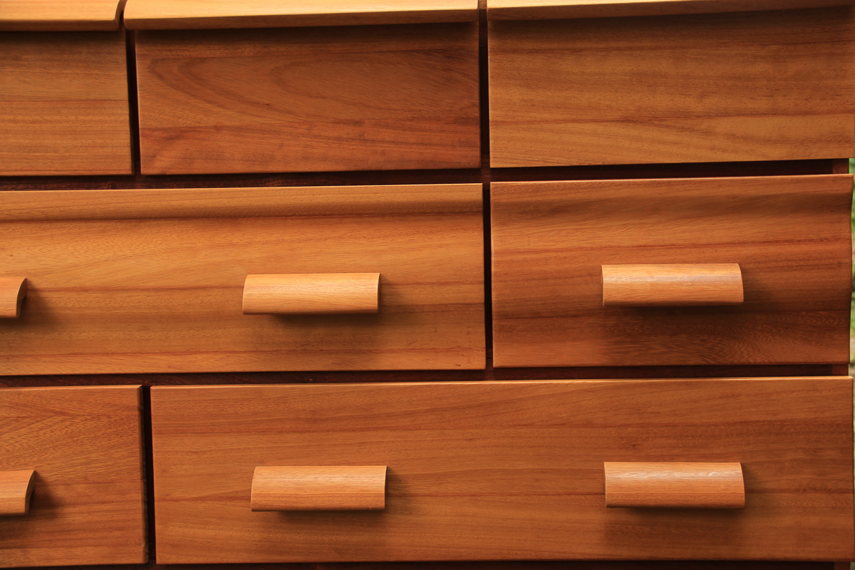 Commode galbée en iroko et kossipo