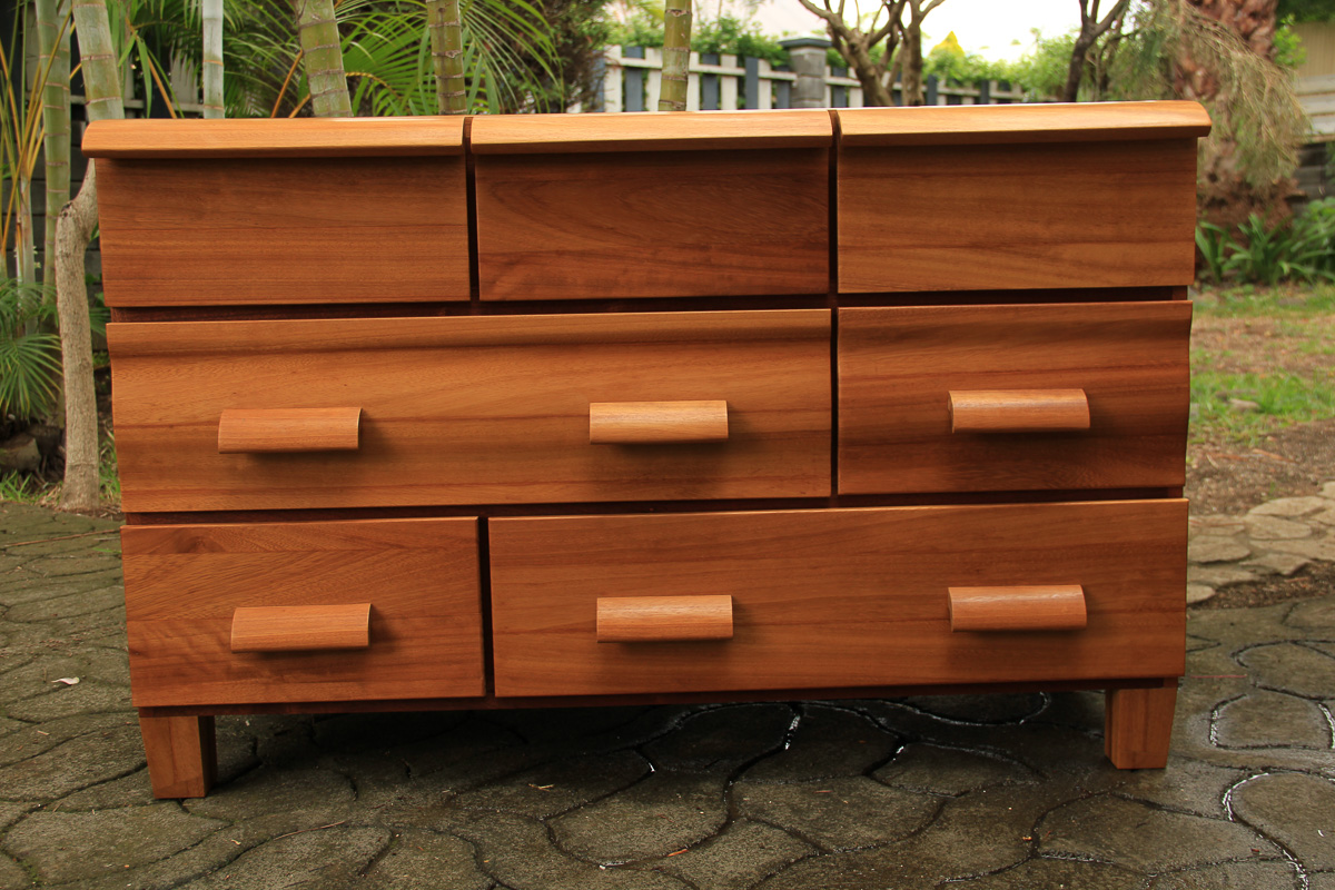 Commode galbée en iroko et kossipo
