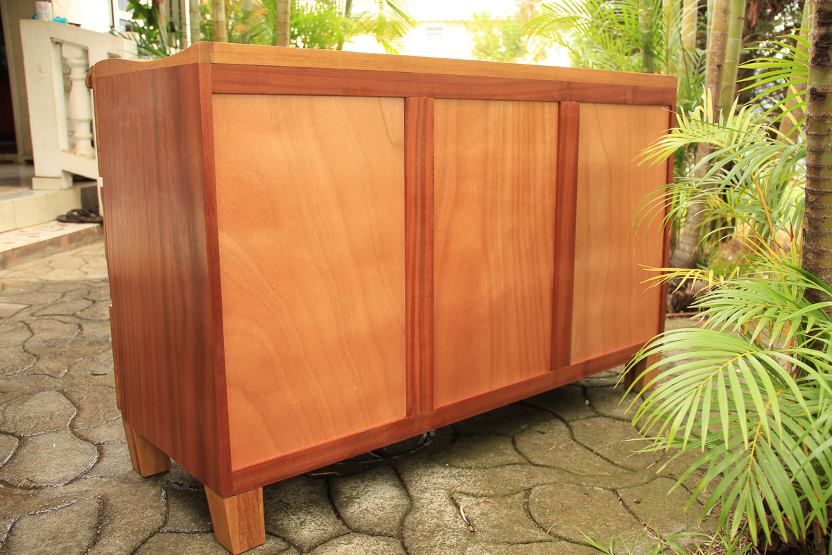 Commode galbée en iroko et kossipo