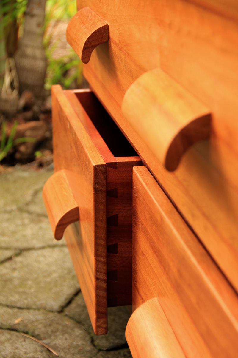 Commode galbée en iroko et kossipo