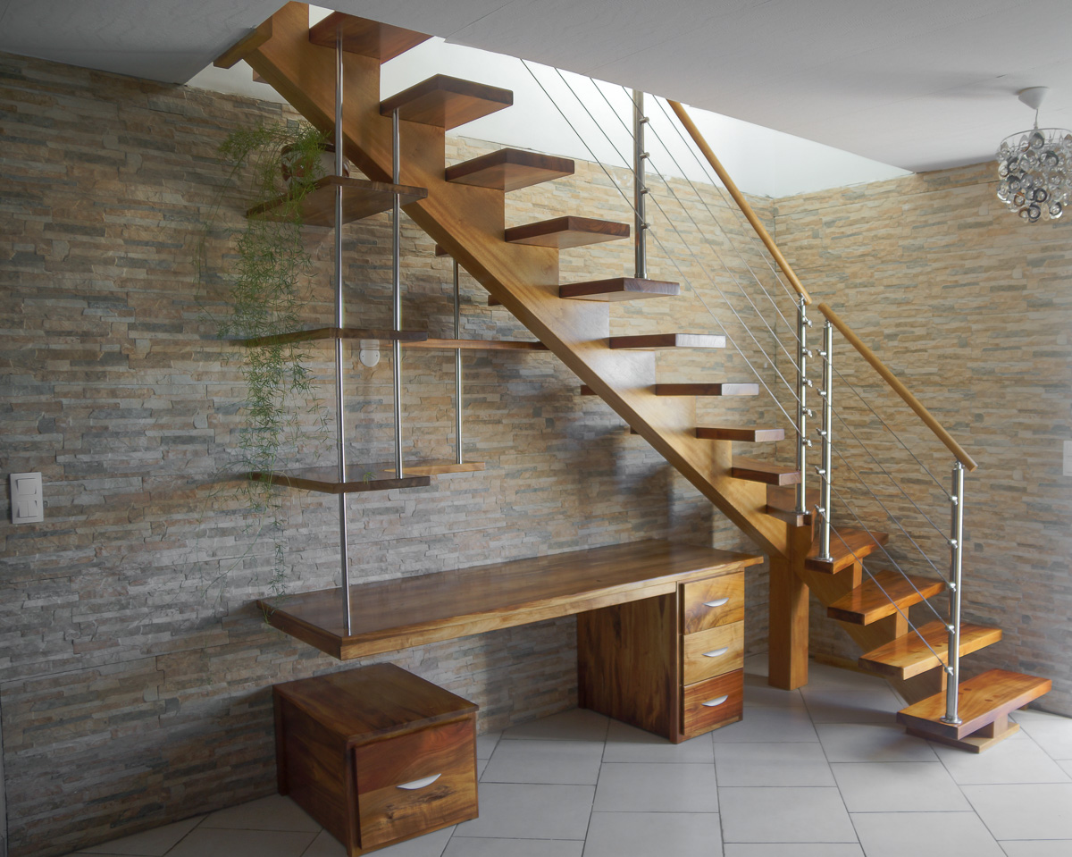 Escalier et bureau en movingui et tamarin