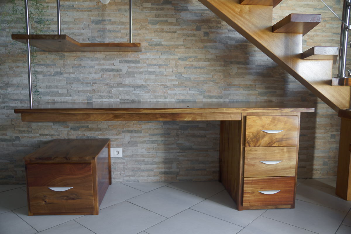 Escalier et bureau en movingui et tamarin