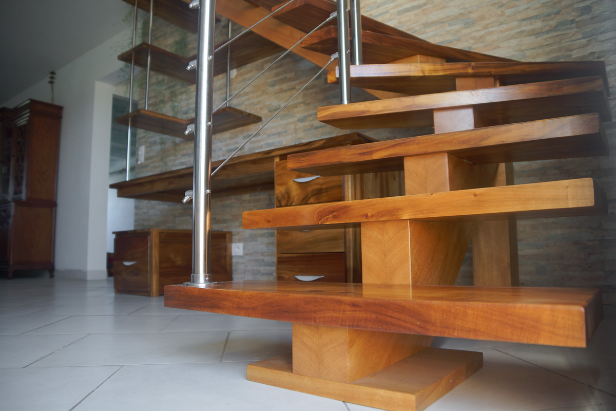 Escalier et bureau en movingui et tamarin