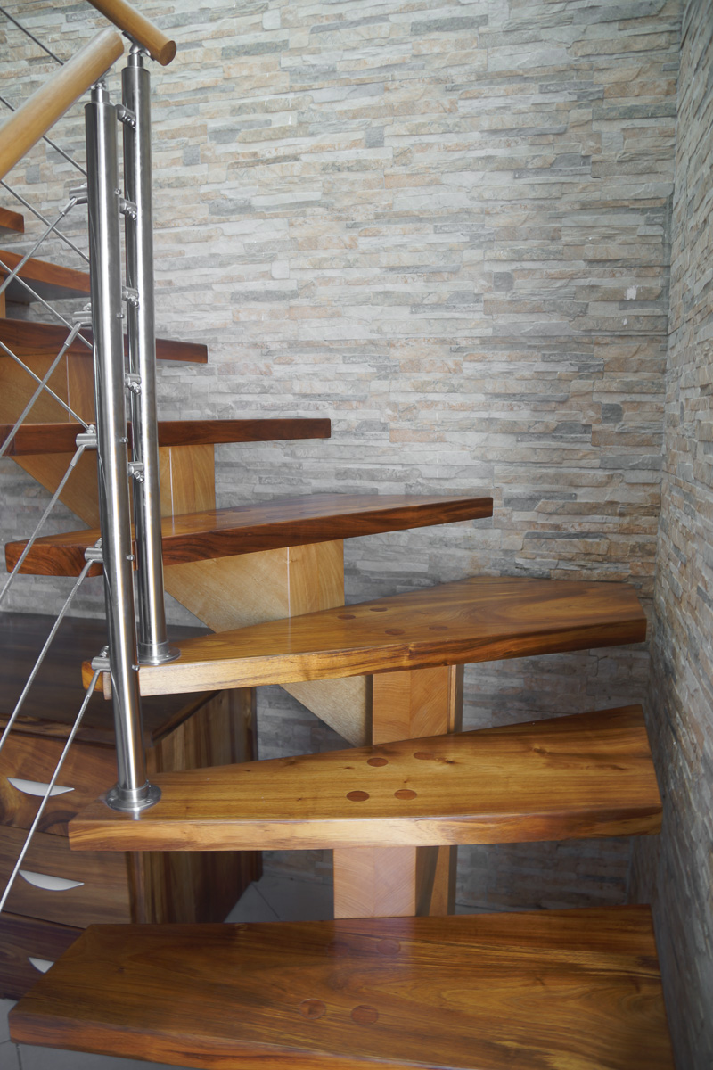 Escalier et bureau en movingui et tamarin
