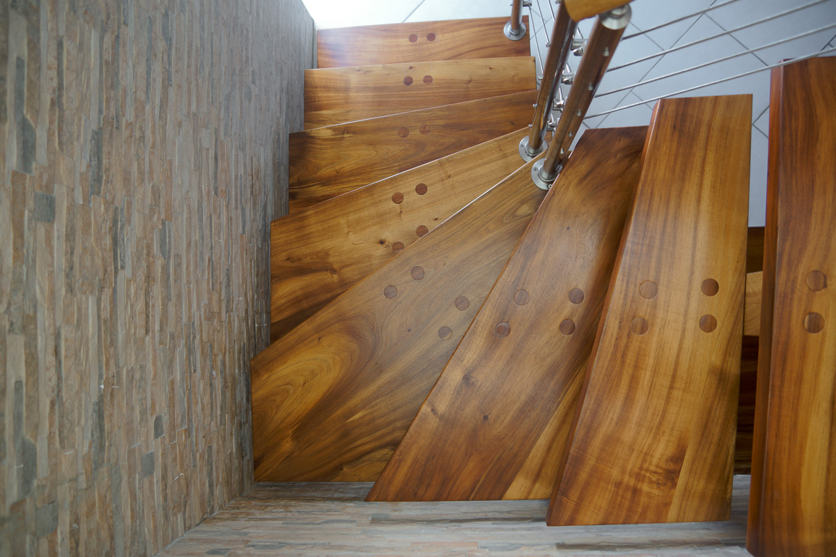 Escalier et bureau en movingui et tamarin
