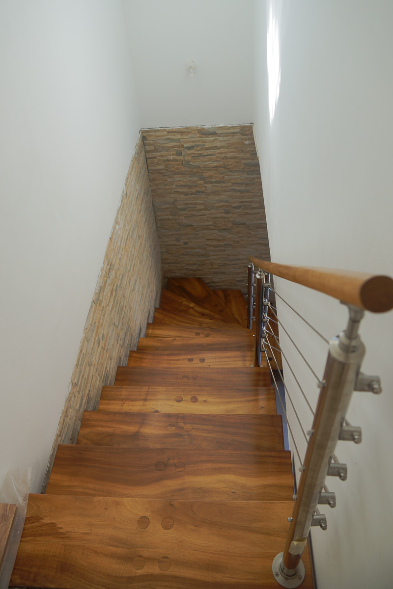 Escalier et bureau en movingui et tamarin