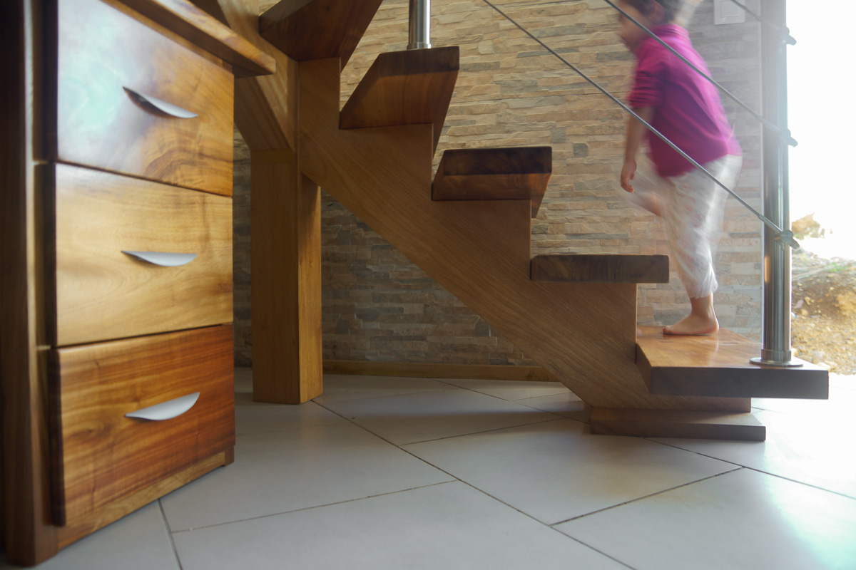 Escalier et bureau en movingui et tamarin